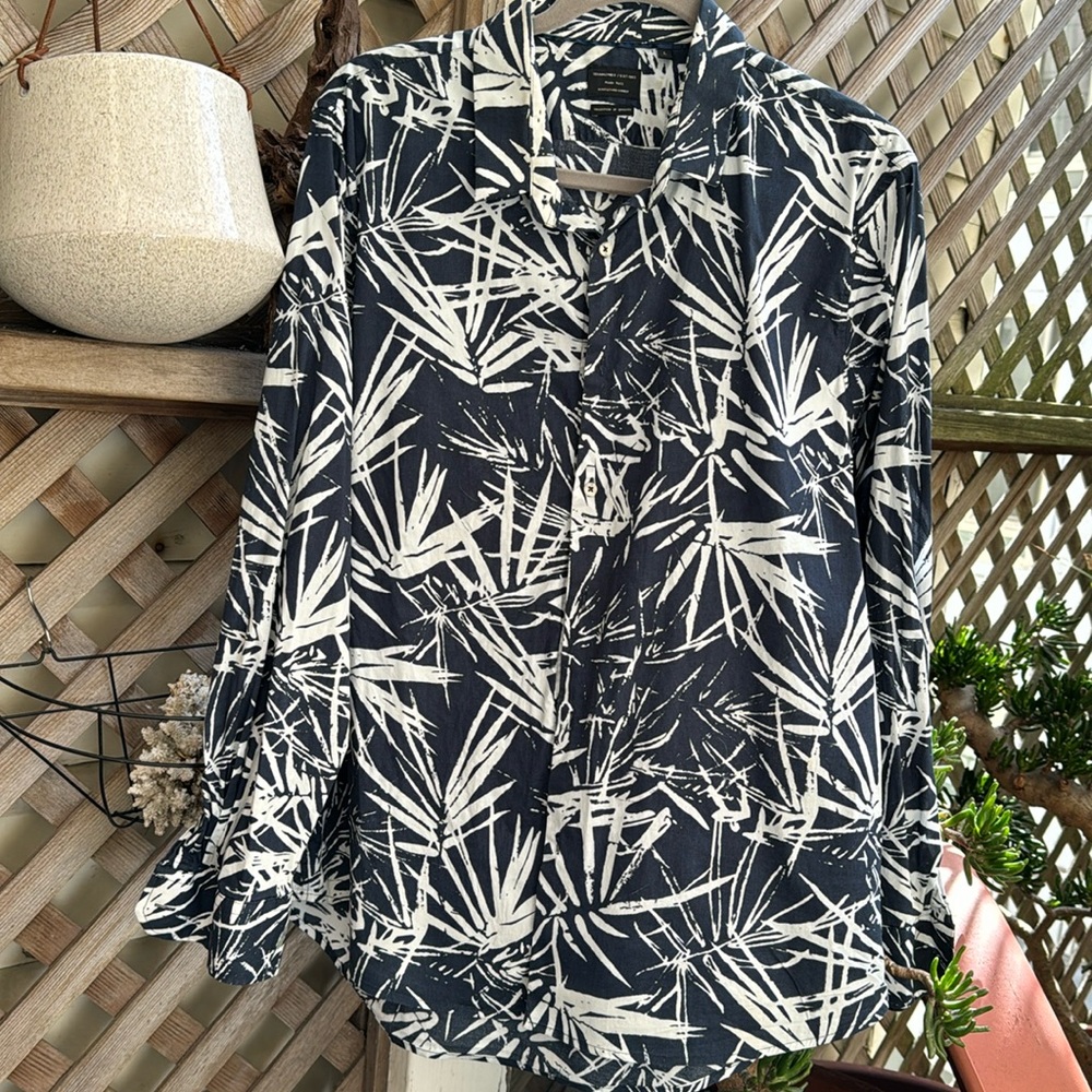 Men’s 7 Diamonds shirt. Deep Navy and white fern leaf design. VGUC. SIZE LARGE